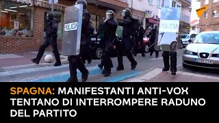Spagna: manifestanti anti-Vox tentano di interrompere raduno del partito