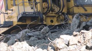 Bagger Komatsu PC 1250 baut sich eine Rampe