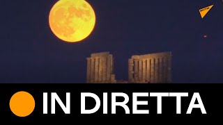 Grecia: luna piena sorge sull'antico tempio di Poseidone