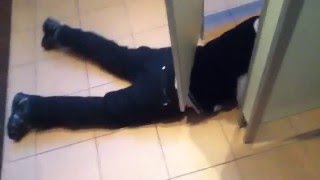 Пацан застрял в туалете