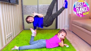 Кто ЛУЧШЕ это ДЕЛАЕТ? Камиль и Аминка ПОСПОРИЛИ! JUST DANCE 2018 Для детей kids children