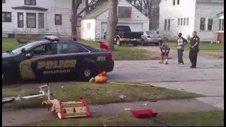 Muskegon police play football with kids