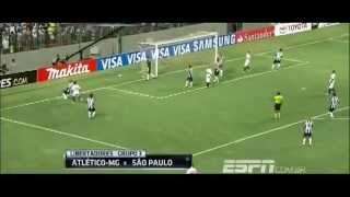 Ronaldinho's cheeky "water bottle" trick assist v Sao Paulo
