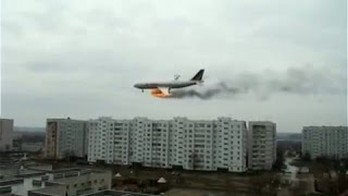 Падение самолета на жилые кварталы! Жесткая катастрофа в Индонезии. Мировые новости сегодня