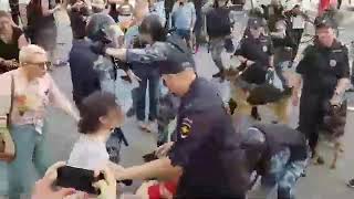 Полиция зверски избивают детей женщин дубинками и травят собаками/beating people russia moscow