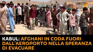 Kabul: afghani in coda fuori dall'aeroporto nella speranza di evacuare