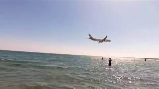 Заход самолетов над морем на посадку, аэропорт Ларнака на Кипре, Пляж Маккензи