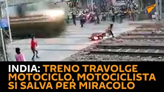 India: treno travolge motociclo, motociclista si salva per miracolo