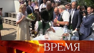 Владимир Путин привез на свадьбу министра иностранных дел Австрии казачий хор и тульский самовар.