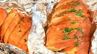 Pan con mantequilla de ajo y hierbas frescas