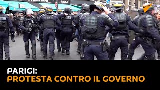 Parigi: protesta contro il governo