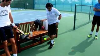 Maradona impresiona a Djokovic dominando pelota de tenis