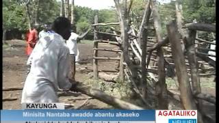 Minisita Nantaba awadde abantu akaseko