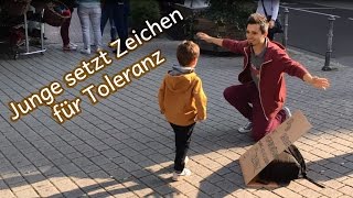 Deutsche und Ausländer umarmen sich | free hugs