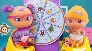 LES BÉBÉS, PEPPA PIG ET PINYPON JOUENT AU DÉFI DE LA ROULETTE À JOUETS! Poupons Spin Wheel challenge