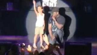 50 Cent Türkiye Konseri - 50 Cent Minik hayranını sahneye alıyor,Türk bayrağı ile çıkıyor