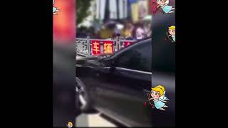 Жена поймала мужа с женщиной в машине и устроила расправу посреди города