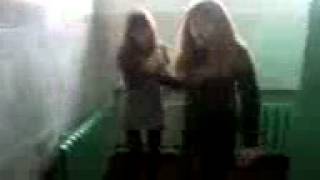 фанатки джастина бибера поют в туалете..