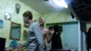 Студенты отдыхают, пьют вино