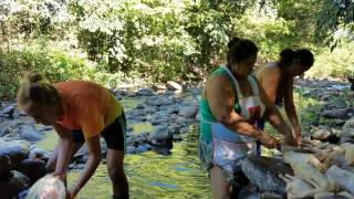 En el rio labando las galinas para la cena de navidad. Entrega de juguetes a los niños. Parte 2/22