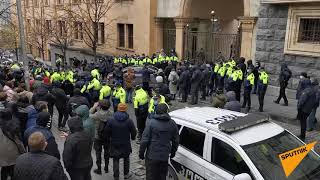 Оппозиция в Грузии проводит "похороны демократии" в день начала работы парламента