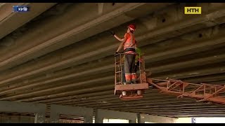 У Києві сьогодні вранці з моста, що неподалік станції метро Осокорки, відвалився шмат бетону