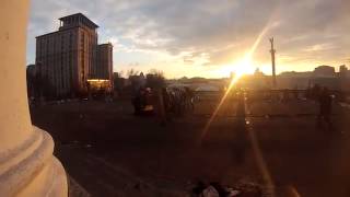 Выстрел снайпера в безоружного человека возле Жовтневого дворца в Киеве 20 02 2014