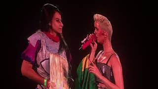 Katy Perry chama fã no palco e fala português Witness the Tour São Paulo Brazil MIGA SUA LOUCA