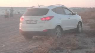 Кроссовер паркетник Hyundai IX 35 Tucson IX off-road in the sand на пляжном бездорожье на песке