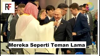 jabat tangan unik antara Vladimir Putin dan Mohammed bin Salman menyebabkan kegemparan