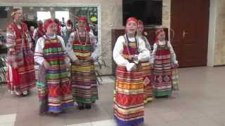 "Было у матушки 12 дочерей" поет Ева Левченко/"It was my mother's 12 daughters," sings Eva Levchenko
