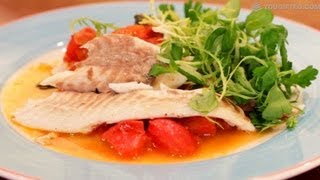 Фитнес-дорадо с гарниром из томатов.