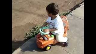 Bebe de 11 meses camina usando un carro