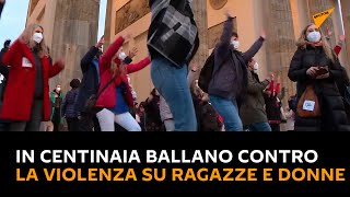 #Berlino: in centinaia ballano contro la violenza su ragazze e donne