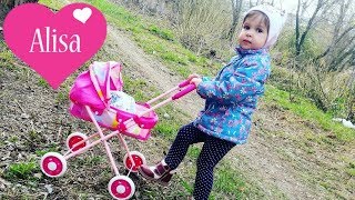 ВЛОГ Коляска для кукол Little Girl Pushing Алиса гуляет с коляской и медведем VLOG Детский канал