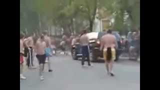 ОДИН РАЗОГНАЛ ТОЛПУ ( приколы )