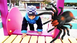 ГИГАНТСКИЙ ПАУК напал на Ребенка Прогулка Детская Площадка Видео Для Детей | Andrew