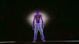 Cantor morto em 1996, o rapper Tupac (2Pac) , reaparece em show através de holograma
