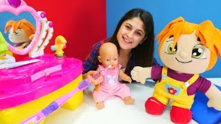 Gül dişlerini fırçalıyor. Bebek bakıcılığı oyunu