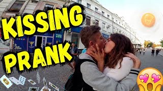 KISSING PRANK | ШКОЛЬНИК РАЗВОДИТ ДЕВУШЕК НА ПОЦЕЛУЙ | ПРОСТОЙ СПОСОБ ПОЦЕЛОВАТЬ НЕЗНАКОМКУ!