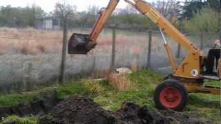 Holder mit Bagger und Kran
