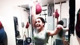 13 years old girl jerks 32 kg kettlebell / Девочка 13 лет толкает гирю 32 кг