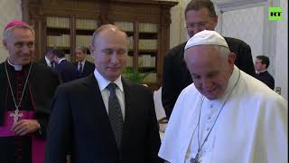 Путин подарил Папе Римскому икону и диск с фильмом Кончаловского — видео