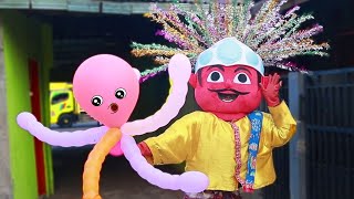Ondel Ondel mau jual BALON GURITA.. yah di betusin sama ka pute