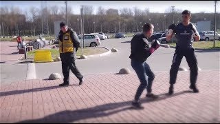 Школьник в очках предлагает подраться обычным прохожим / ПРАНК