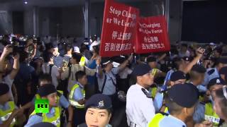 В Гонконге студенческие протесты переросли в столкновения с полицией