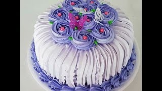Bolo confeitado com chantilly e bico 1M