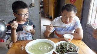 农村四哥：小老表想当明星，王四忽悠他要多吃肉,小老表都有点怕了