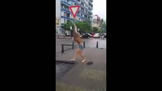 Пьяная Девушка Устроила Стриптиз На Дорожном Столбе!)