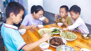 菜地現摘的生菜，媳婦簡單一拌挺好吃的，普通的農家午飯